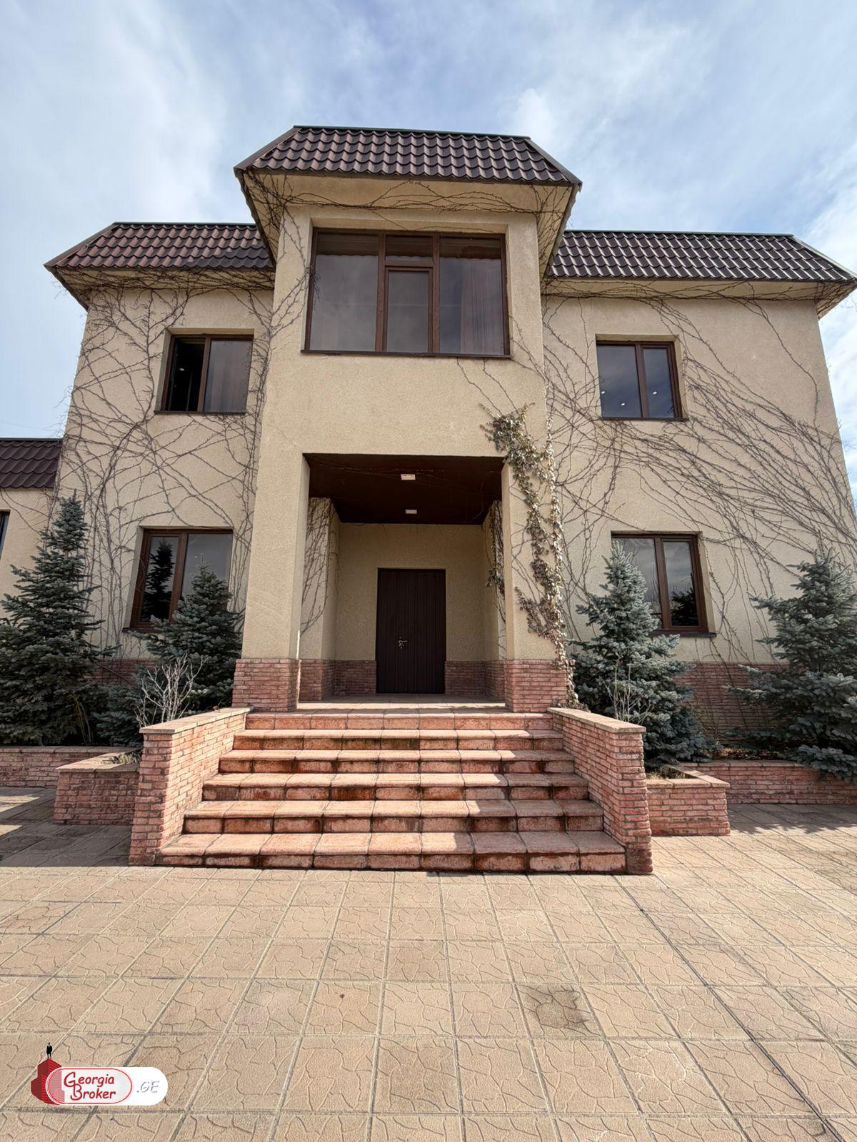 продается дом с новым ремонтом 15-комнат